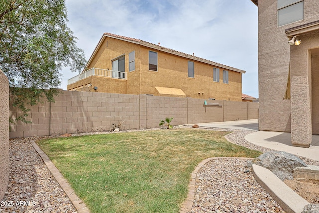 view of yard with a patio