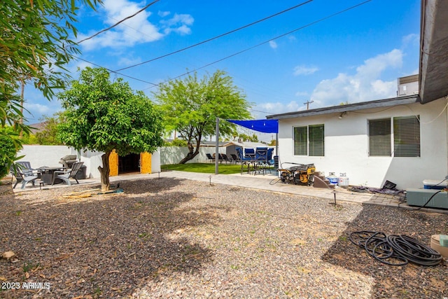 view of yard featuring a patio