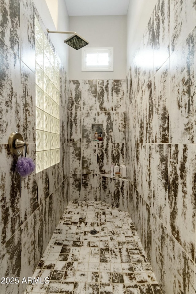 bathroom featuring a tile shower