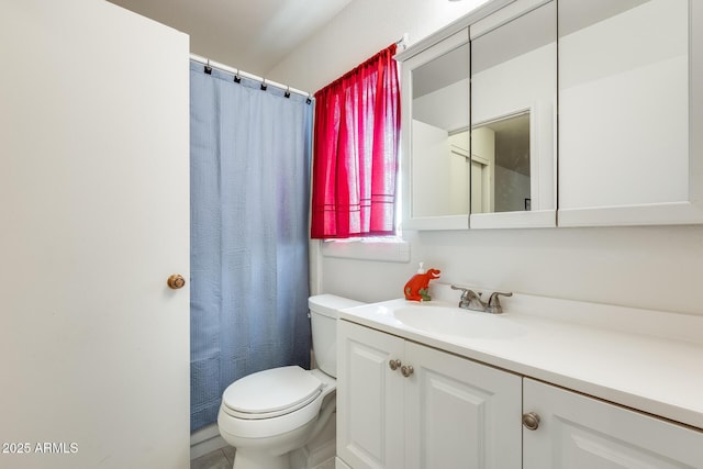 full bath featuring a shower with shower curtain, toilet, and vanity