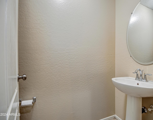 bathroom featuring sink