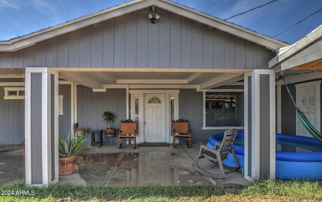 property entrance featuring covered porch