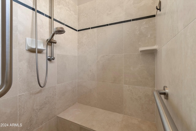 bathroom featuring a tile shower