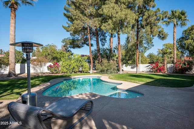 view of swimming pool featuring a lawn