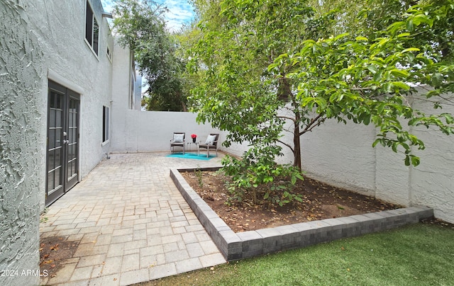 view of yard featuring a patio area