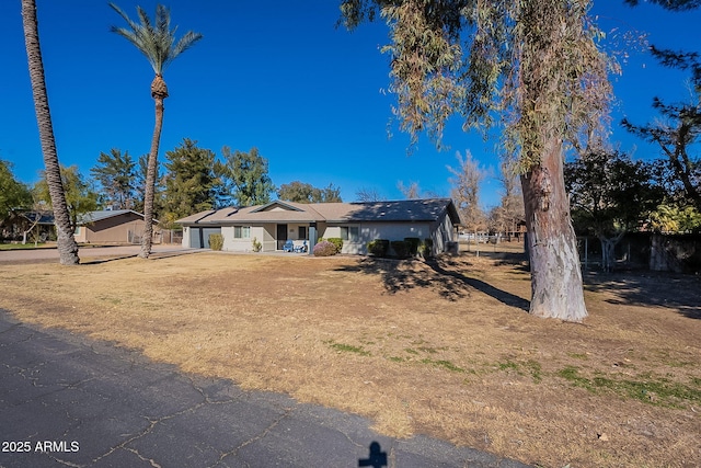 ranch-style home featuring a front lawn