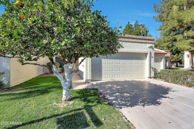 view of front facade featuring a garage and a front yard