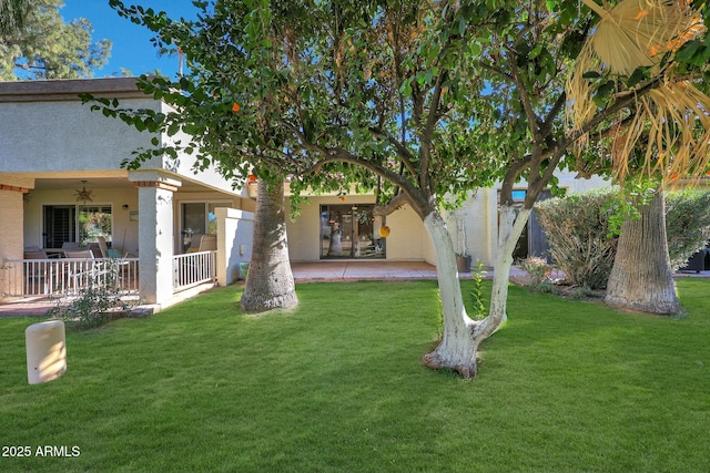 view of yard featuring ceiling fan