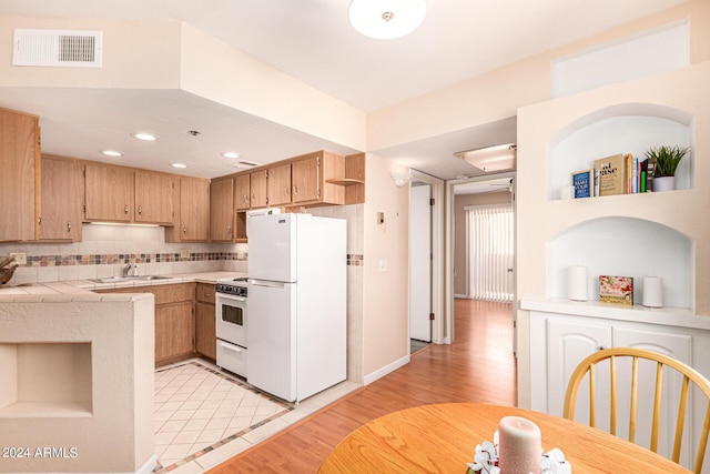12221 W Bell Rd Unit 362, Surprise, AZ 85378 - kitchen featuring visible vents, decorative backsplash, white appliances, light wood-type flooring, and a sink