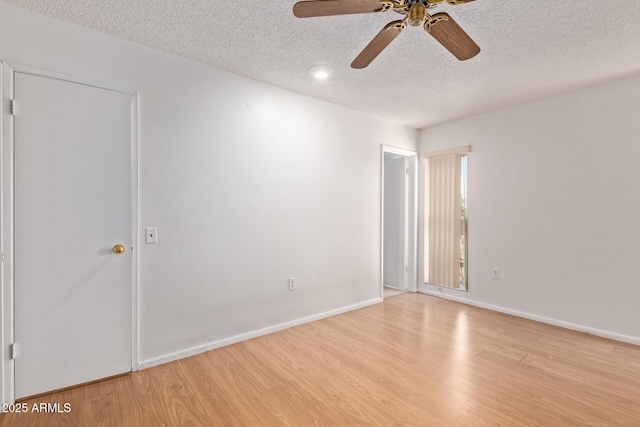 unfurnished room featuring light wood-type flooring, a textured ceiling, and ceiling fan