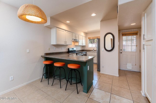 860 N Mcqueen Rd Unit 1151, Chandler, AZ 85225 - kitchen featuring stainless steel range with electric stovetop, a peninsula, under cabinet range hood, white cabinetry, and dark countertops