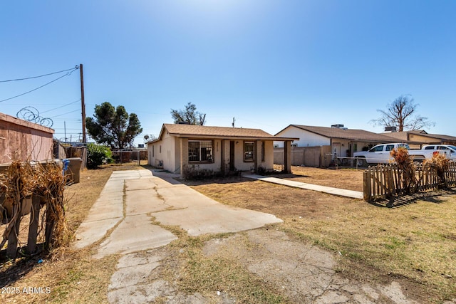 view of front facade featuring fence private yard