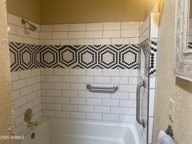 bathroom with tiled shower / bath