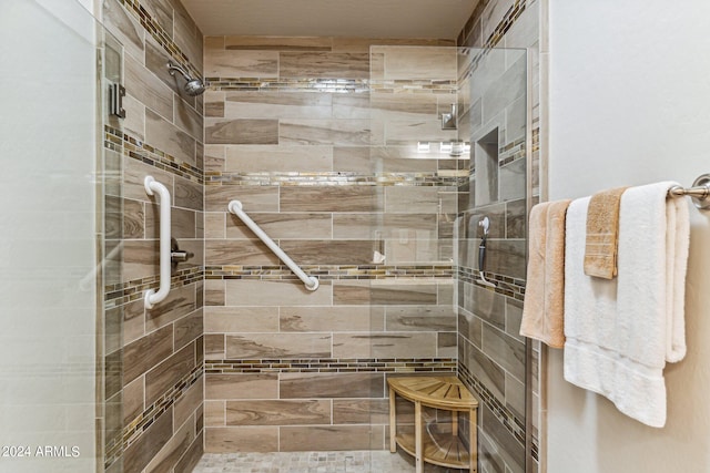 bathroom featuring a tile shower