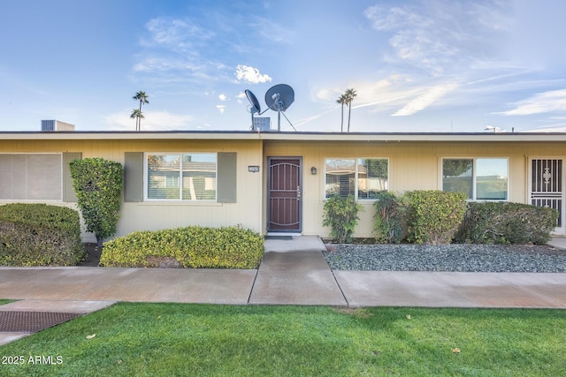 single story home with a front lawn