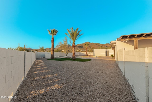 view of yard featuring a mountain view