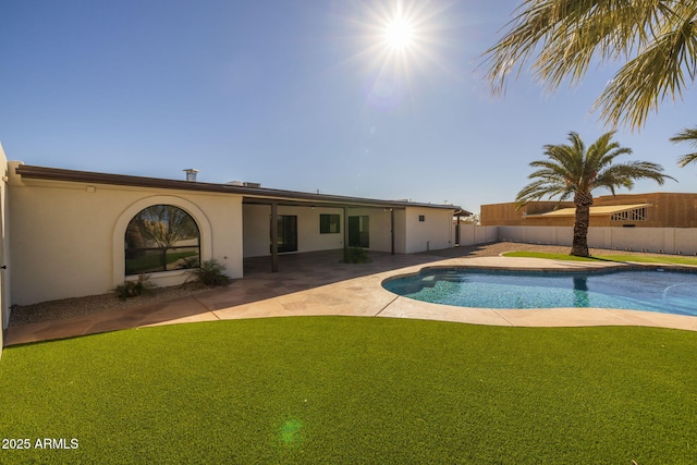 view of swimming pool with a patio and a lawn