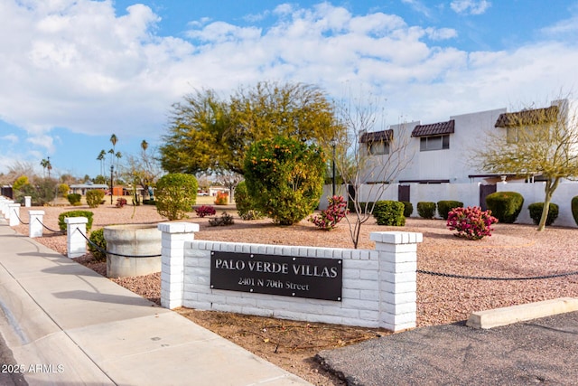 view of community / neighborhood sign