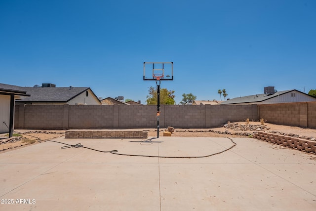 4001 E Apollo Rd, Phoenix, AZ 85042 - view of sport court featuring a fenced backyard