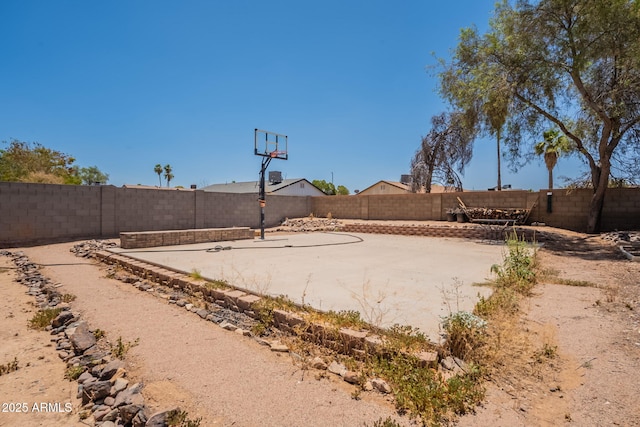 4001 E Apollo Rd, Phoenix, AZ 85042 - view of basketball court featuring a fenced backyard