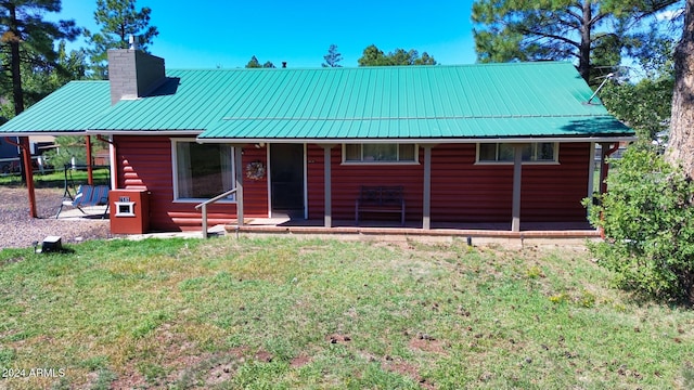 view of front of property with a front yard