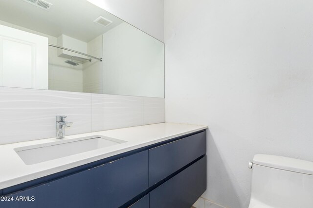 4701 N 68th St Unit 144, Scottsdale, AZ 85251 - full bath with vanity, toilet, tasteful backsplash, and a shower