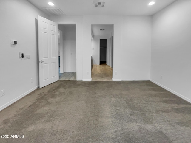 carpeted spare room featuring visible vents, recessed lighting, and baseboards