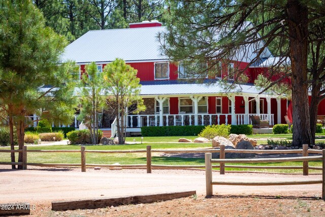 view of front of property featuring a porch and a front lawn