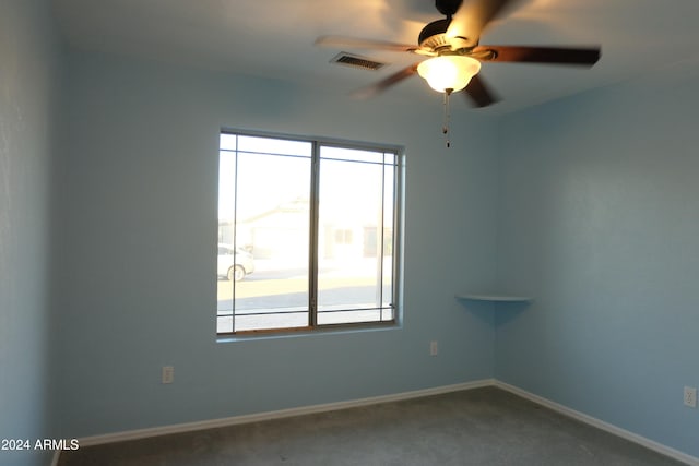 unfurnished room with carpet flooring and ceiling fan