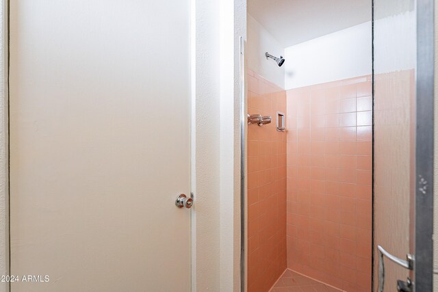 bathroom featuring tiled shower