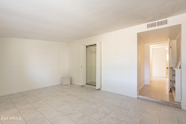 unfurnished room featuring light tile patterned flooring