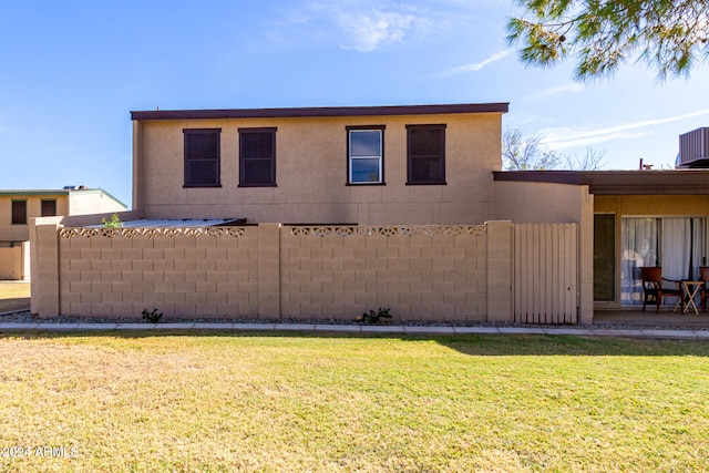 view of front facade with a front lawn