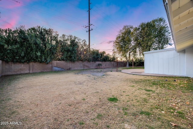 view of yard at dusk