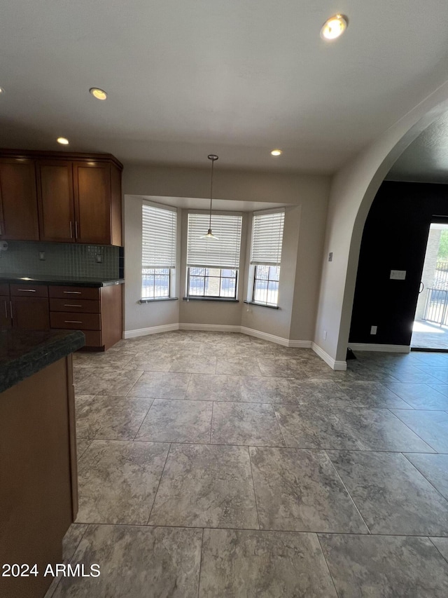 15230 N Blackbird Dr, Fountain Hills, AZ 85268 - kitchen featuring arched walkways, plenty of natural light, baseboards, and recessed lighting