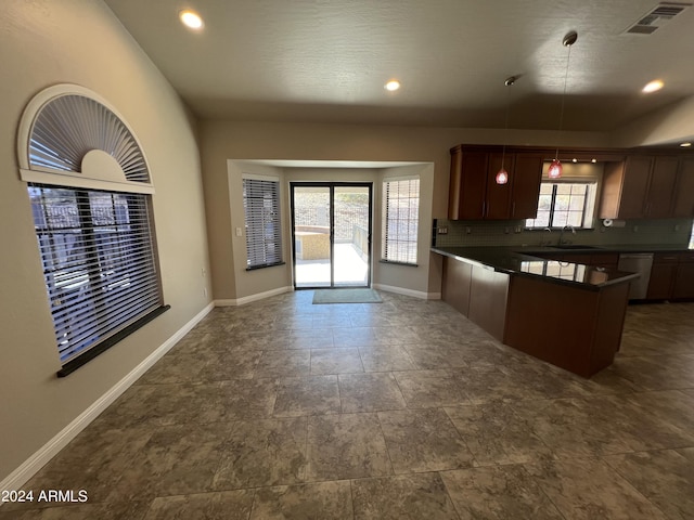 15230 N Blackbird Dr, Fountain Hills, AZ 85268 - kitchen featuring dark countertops, a sink, baseboards, decorative backsplash, and a peninsula