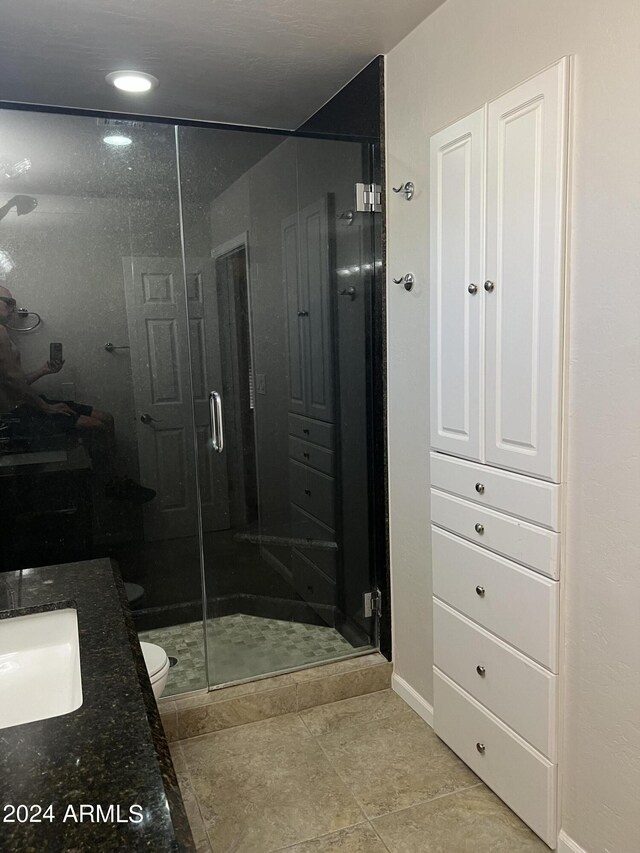 15230 N Blackbird Dr, Fountain Hills, AZ 85268 - full bathroom with a stall shower, toilet, a closet, vanity, and baseboards