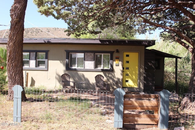 view of front facade featuring a fenced front yard and stucco siding