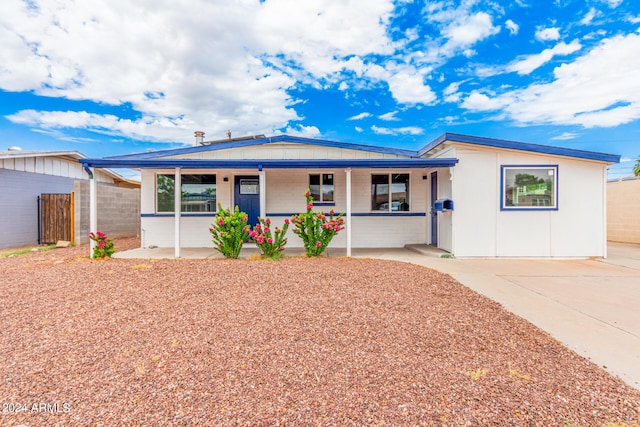 single story home featuring a porch