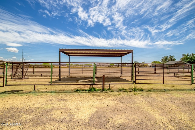 view of yard featuring an outdoor structure