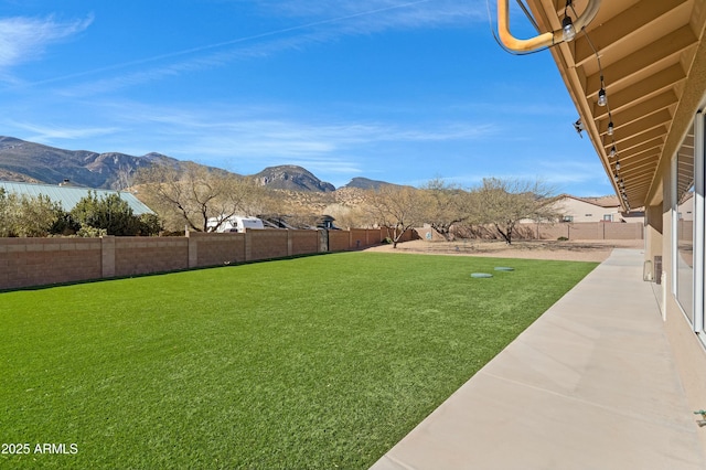 view of yard with a mountain view