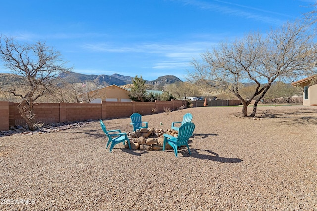 view of yard with a mountain view