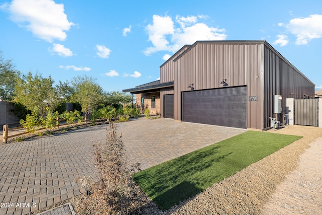 view of front of property featuring a garage