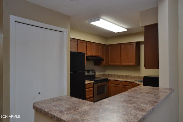 kitchen with black refrigerator, electric range, and kitchen peninsula