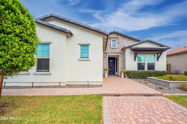 view of front of property featuring a front lawn