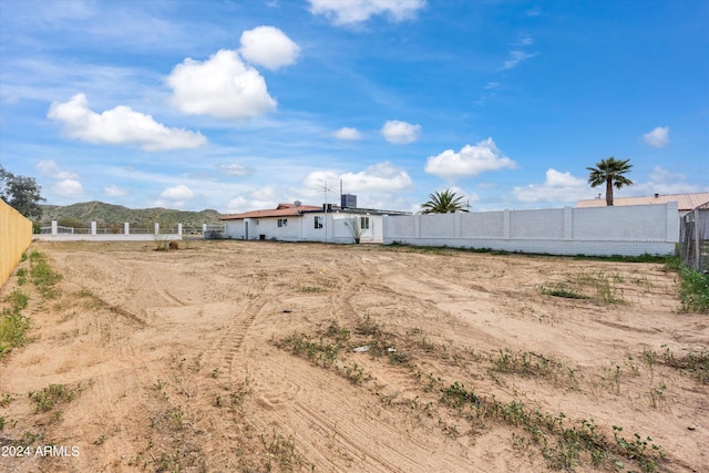 view of yard featuring a mountain view