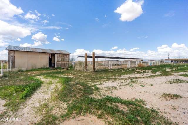 view of yard featuring a shed