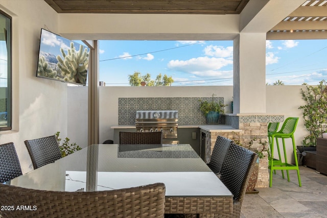 view of patio with an outdoor kitchen and grilling area