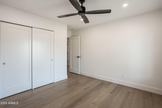 unfurnished bedroom featuring baseboards, ceiling fan, light wood-style floors, a closet, and recessed lighting