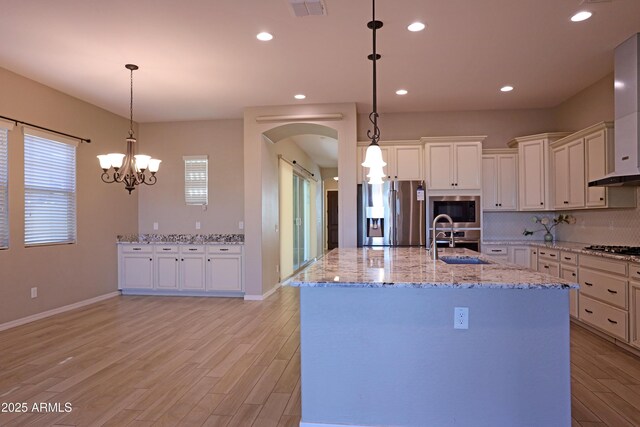2811 S Jeffry St, Gilbert, AZ 85295 - kitchen featuring stainless steel appliances, plenty of natural light, light wood-type flooring, backsplash, and recessed lighting