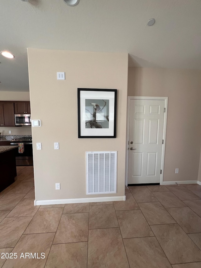 empty room featuring light tile patterned floors